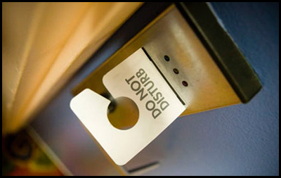 Penotti gratis in hotel, solo se ti filmi mentre fai sesso