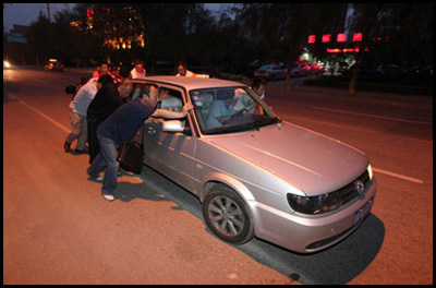 dipendenti spingono auto del capo ubriaco