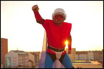 Supereroe contro cacca dei cani