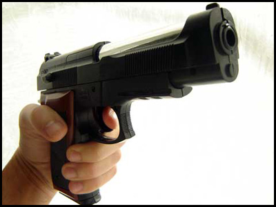 rapinatore da pistola al posto del sacco